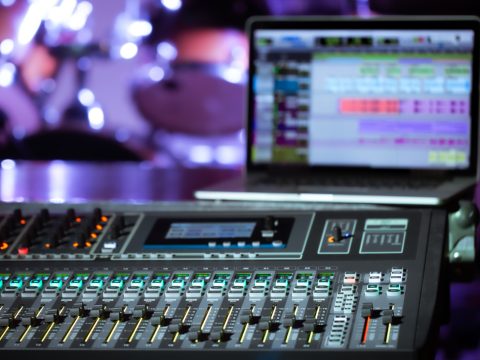 Giải pháp âm thanh sân khấu chuyên nghiệp với Mixer Digital