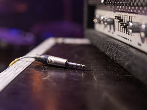 Amplifier 2 kênh vs 4 kênh: Khác biệt và ứng dụng thực tế